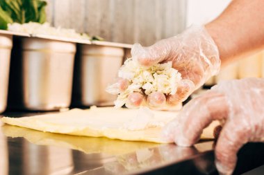 döner kebap hazırlayan eldivenaşçı kısmi görünümü