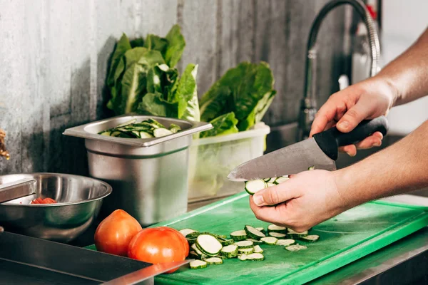 Bijgesneden Beeld Van Koken Snijden Komkommers Hakken Board — Stockfoto