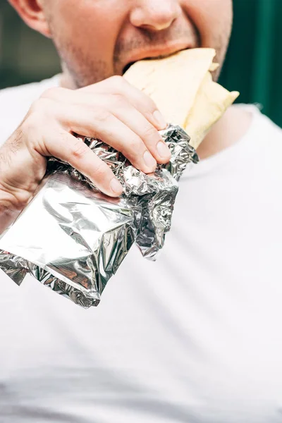 Visão Cortada Homem Comendo Kebab Doner Folha Alumínio — Fotografia de Stock