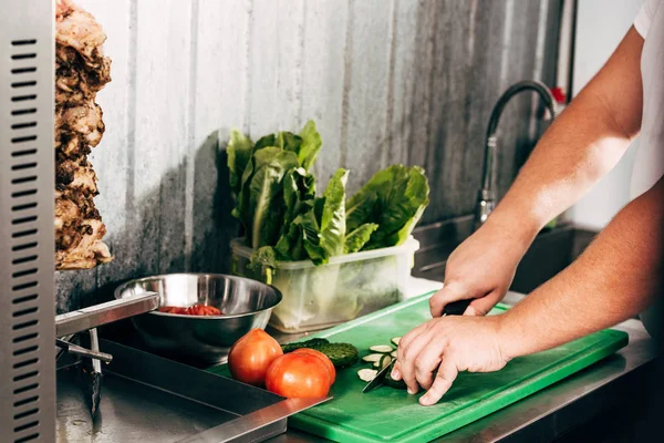 Beskuren Syn Cook Skära Grönsaker Arbetsplatsen — Stockfoto