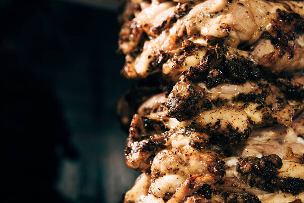 закрыть глаза на вкусное мясо на жареном на темном
