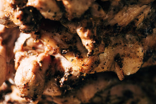 закрыть вид на вкусное мясо на гриле
