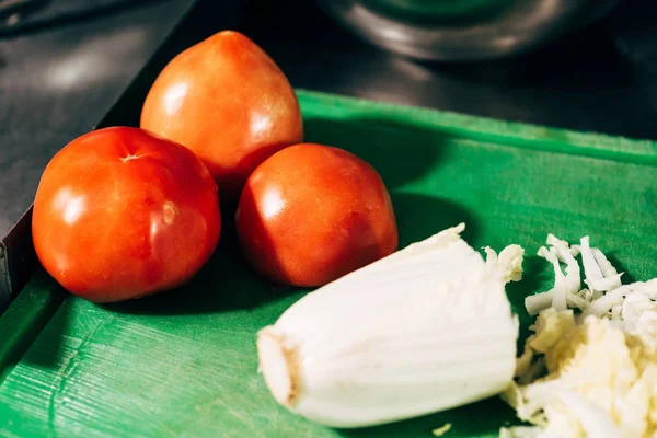 Foco Seletivo Tomates Alface Cortada Tábua Corte Verde — Fotografia de Stock