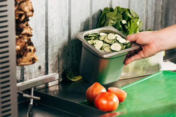 Vista Recortada Del Recipiente Retención Cocinero Con Pepinos Cortados —  Fotos de Stock