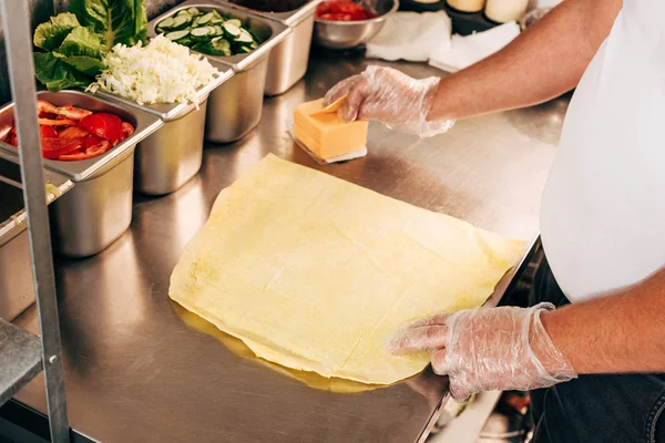 Döner Kebap Hazırlayan Eldiven Aşçı Kırpılmış Görünümü — Stok fotoğraf