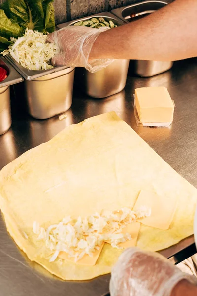 Gedeeltelijke Weergave Van Cook Handschoenen Bereiden Döner Kebab — Stockfoto