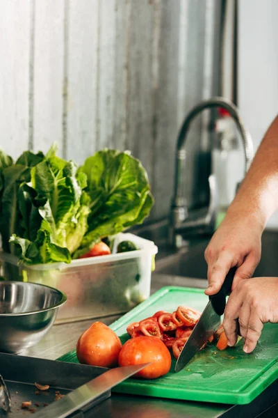 Vista Recortada Cocinar Corte Tomates Tabla Cortar — Foto de Stock