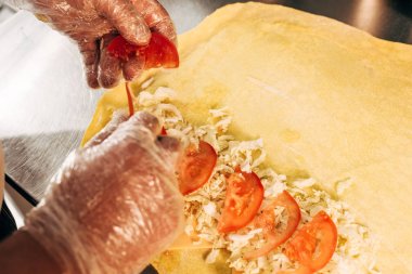 döner kebap hazırlayan eldiven aşçı kırpılmış görünümü