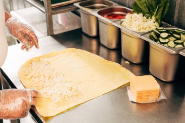 döner kebap hazırlayan eldiven aşçı kırpılmış görünümü