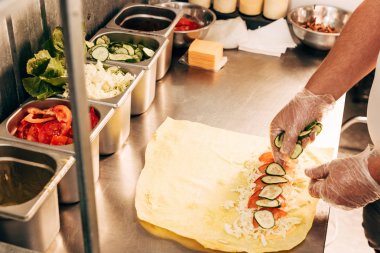 döner kebap hazırlayan eldiven aşçı kırpılmış görünümü