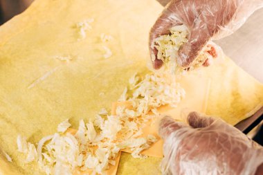 döner kebap hazırlayan eldiven aşçı kırpılmış görünümü