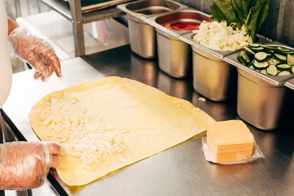 Bijgesneden Uitzicht Van Cook Handschoenen Bereiden Döner Kebab — Stockfoto