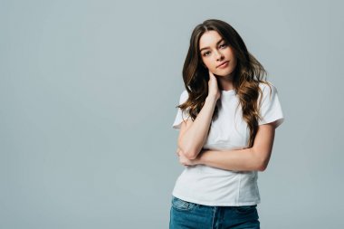 beyaz t-shirt güzel kız gri izole kamera bakıyor