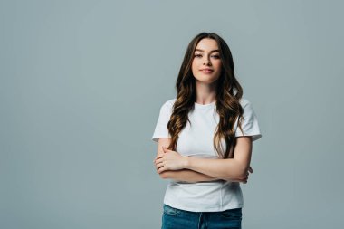gri izole kamera bakarak çapraz kolları ile beyaz t-shirt pozitif güzel kız