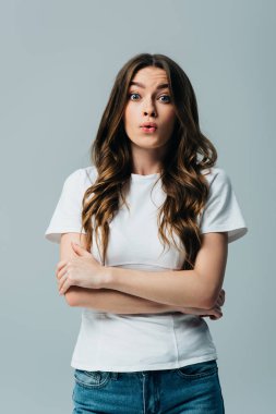 gri izole çapraz kolları ile beyaz t-shirt heyecanlı güzel kız