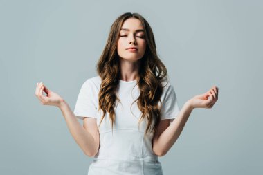 gri izole kapalı gözleri ile meditasyon beyaz t-shirt güzel kız