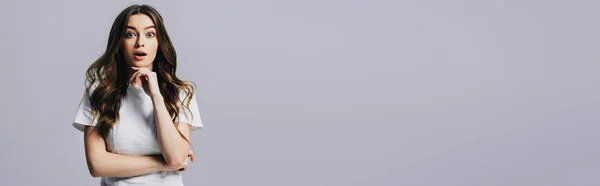 Красива Шокована Дівчина Білій Футболці Ізольована Сірому Панорамний Постріл — стокове фото