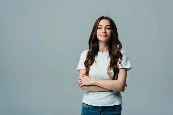 Positief Mooi Meisje Wit Shirt Met Gekruiste Armen Kijken Naar — Stockfoto