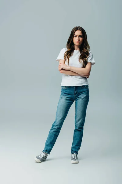 Verdrietig Mooi Meisje Wit Shirt Jeans Met Gekruiste Armen Geïsoleerd — Stockfoto