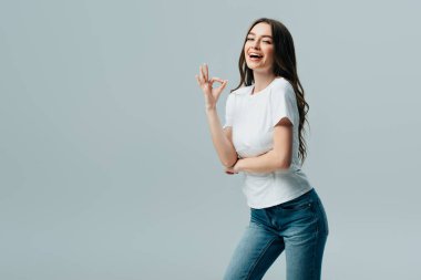 gri izole ok işareti gösteren beyaz t-shirt güzel kız