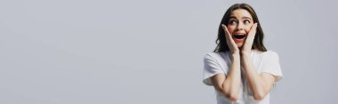 gri, panoramik çekim izole yüz dokunmadan mutlu heyecanlı kız