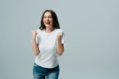 kırmızı izole evet jest gösteren beyaz t-shirt heyecanlı mutlu güzel kız