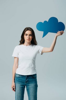 gri izole boş mavi konuşma balonu tutan beyaz t-shirt üzgün güzel kız