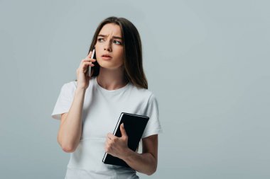 gri izole akıllı telefon konuşuyor beyaz t-shirt üzgün güzel kız