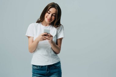 gri izole akıllı telefon kullanarak beyaz t-shirt mutlu güzel kız