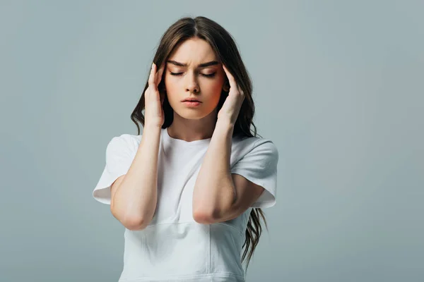 Napięta Piękna Dziewczyna Białym Shirt Zamkniętymi Oczami Cierpiących Migreny Izolowane — Zdjęcie stockowe