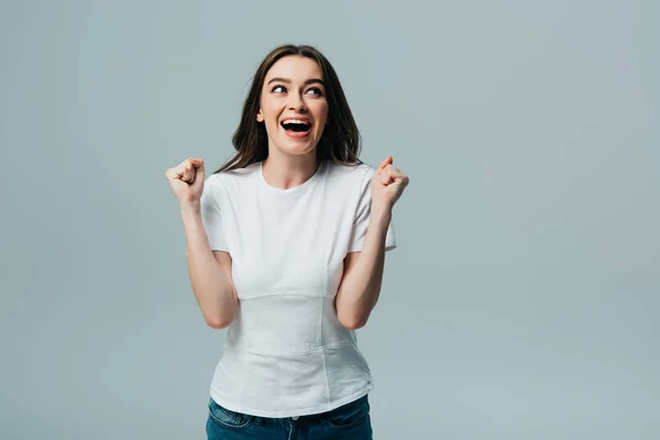 Opgewonden Mooi Meisje Wit Shirt Met Gebaar Zoek Weg Geïsoleerd — Stockfoto