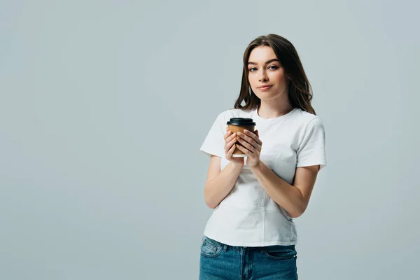 Hermosa Chica Sonriente Camiseta Blanca Con Taza Papel Aislado Gris — Foto de Stock