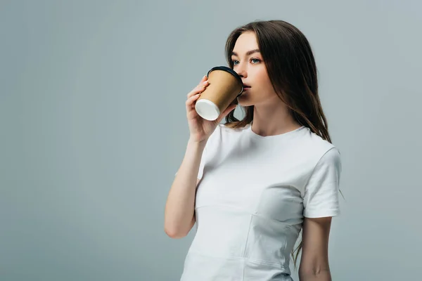 Όμορφο Κορίτσι Λευκό Μπλουζάκι Πίνει Καφέ Για Απομονωθεί Γκρι — Φωτογραφία Αρχείου
