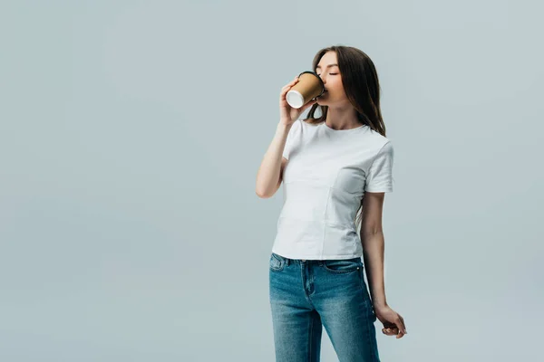 Vacker Flicka Vit Shirt Med Slutna Ögon Dricker Från Paper — Stockfoto