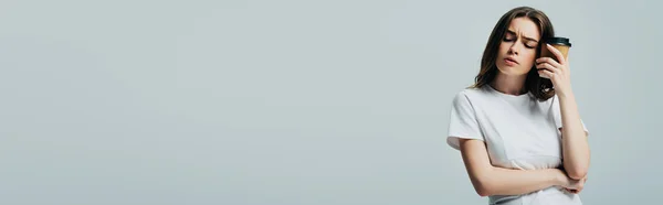 Красива Дівчина Білій Футболці Мігрені Тримає Паперовий Стаканчик Ізольовано Сірому — стокове фото