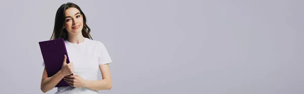 Feliz Hermosa Chica Camiseta Blanca Sujetando Portapapeles Aislado Gris Tiro —  Fotos de Stock