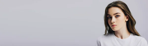 Панорамний Знімок Сумної Красивої Дівчини Білій Футболці Ізольовано Сірому — стокове фото