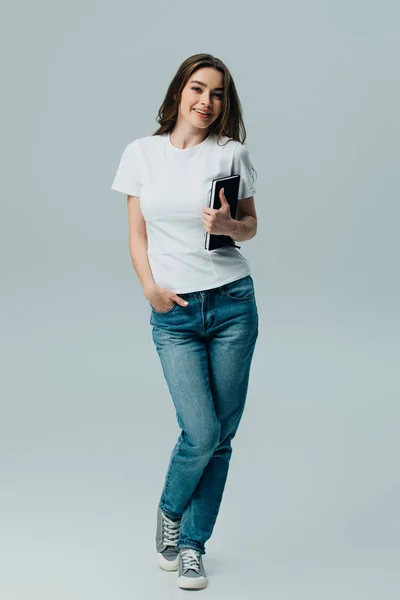 Menina Bonita Feliz Shirt Branca Jeans Segurando Notebook Isolado Cinza — Fotografia de Stock