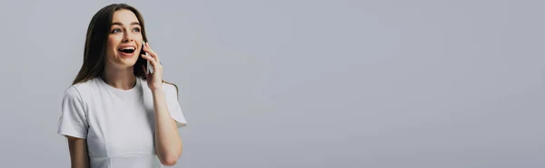 Счастливая Красивая Девушка Белой Футболке Говорит Смартфоне Изолированы Серый Панорамный — стоковое фото