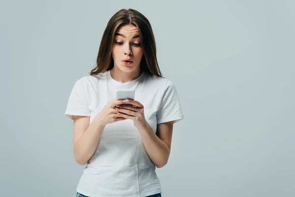 Chocado Menina Bonita Shirt Branca Usando Smartphone Isolado Cinza — Fotografia de Stock