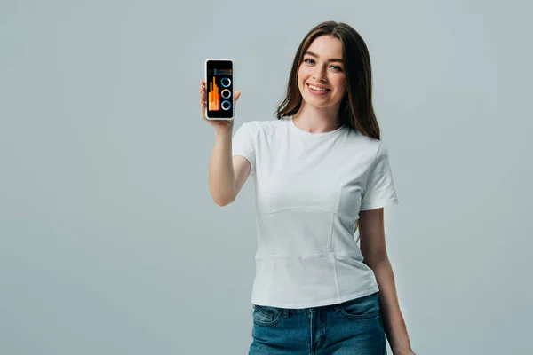 Glücklich Schönes Mädchen Weißen Shirt Zeigt Smartphone Mit Finanz App — Stockfoto