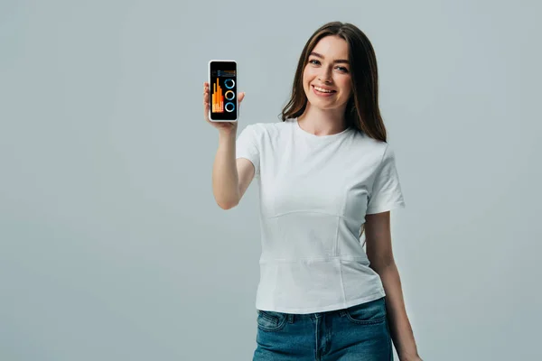 Heureuse Belle Fille Shirt Blanc Montrant Smartphone Avec Application Financière — Photo