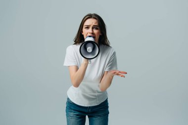 duygusal genç güzel kadın grey izole hoparlörçığlık