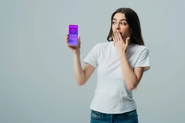 Shocked Beautiful Girl White Shirt Showing Smartphone Online Shopping App — Stock Photo, Image