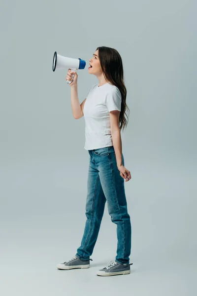 Vista Lateral Jovem Mulher Bonita Com Alto Falante Isolado Cinza — Fotografia de Stock