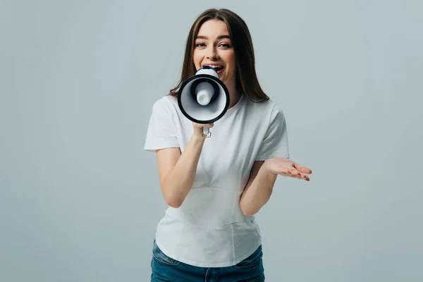 Junge Hübsche Frau Spricht Megafon Isoliert Auf Grau — Stockfoto