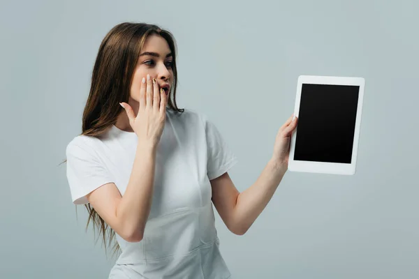 Chica Impactada Camiseta Blanca Que Muestra Tableta Digital Con Pantalla — Foto de Stock