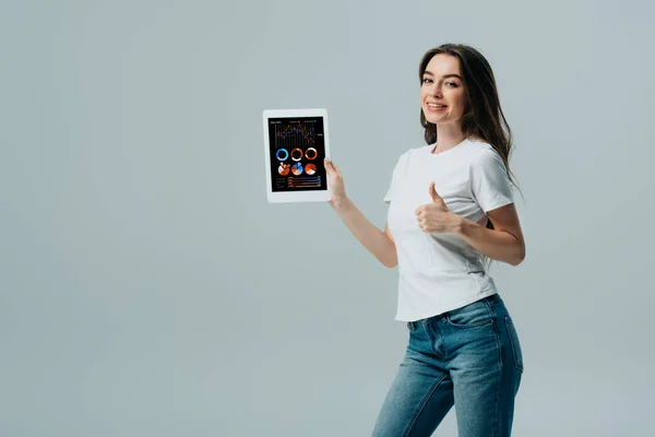 Usmívající Krásná Dívka Bílém Tričku Zobrazující Digitální Tablet Finanční Aplikací — Stock fotografie