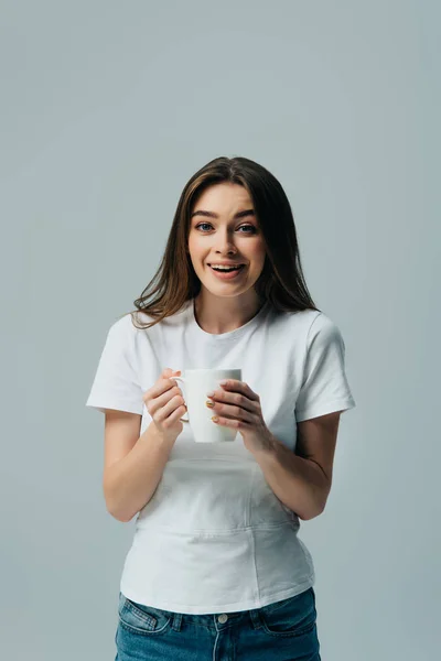 Opgewonden Glimlachend Meisje Wit Shirt Holding Witte Mok Geïsoleerd Grijs — Stockfoto
