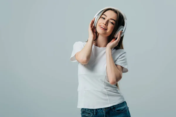 Feliz Chica Bonita Escuchando Música Auriculares Inalámbricos Aislados Gris — Foto de Stock